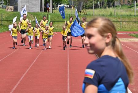 Čez dvesto kamniških otrok in športnikov s ponosom sprejelo in poneslo slovensko baklo (63)